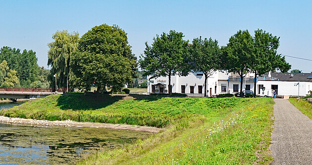 Rheinhochwasserdamm XXIII und die Ankerbrücke bei Rastatt/Plittersdorf