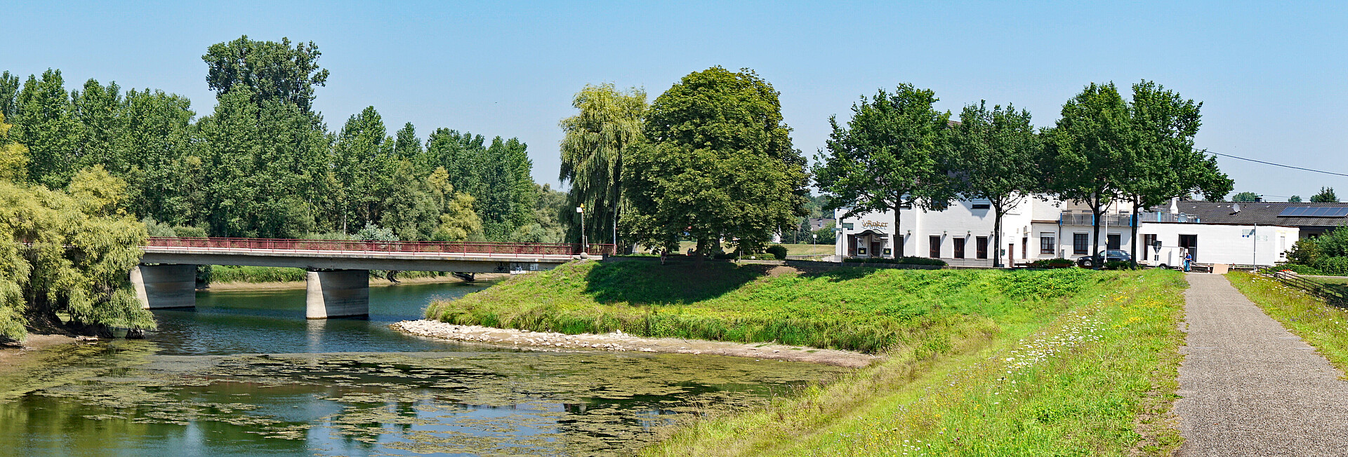 Rheinhochwasserdamm XXIII und die Ankerbrücke bei Rastatt/Plittersdorf