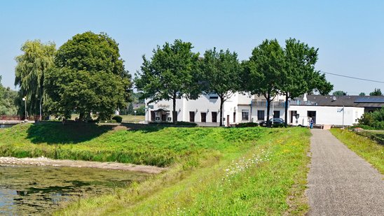 Rheinhochwasserdamm XXIII und die Ankerbrücke bei Rastatt/Plittersdorf