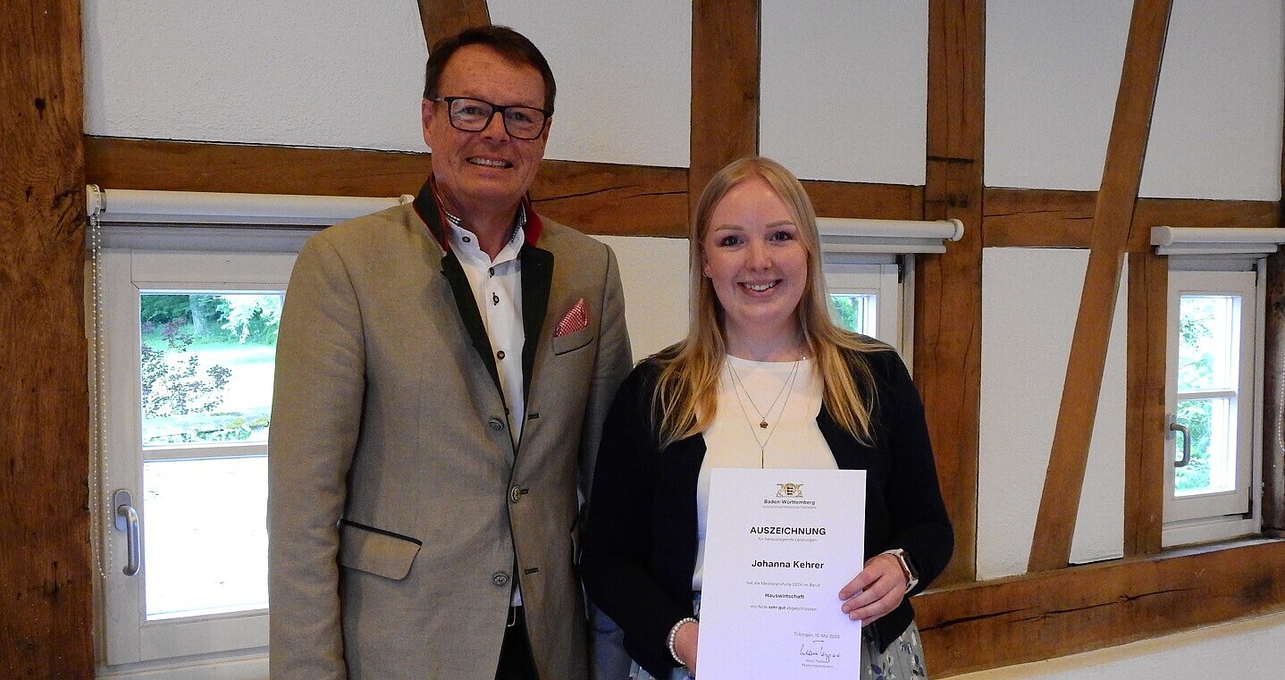 Das Foto zeigt Regierungspräsident Klaus Tappeser und Jahrgangsbeste Johanna Kehrer (Note 1,4) mit Ihrer Urkunde in der Hand