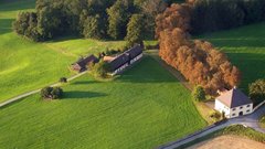 Leitliche Luftaufnahme Wohnhaus mit landwirtschaftlichen Nebengebäuden und Jagdhaus mit Nebengebäude, 88326 Aulendorf, Tiergarten 1 und 2