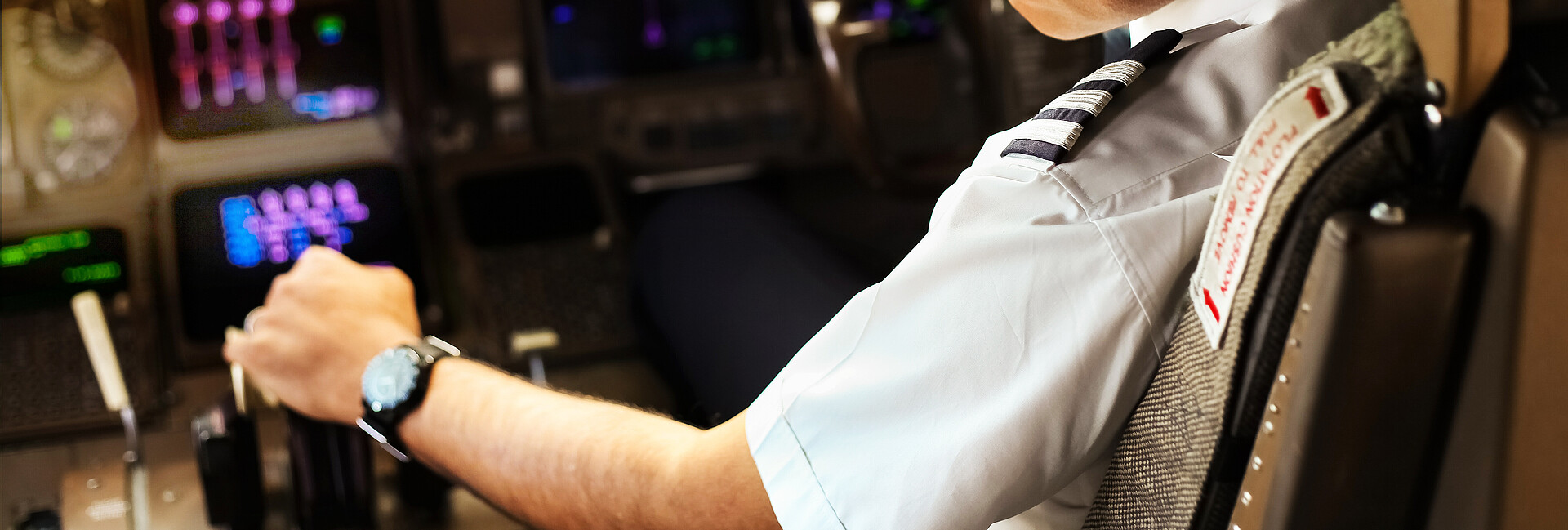 Bild zeigt Pilot im Cockpit