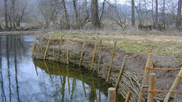 ein Ufer wird mit natürlichen Baustoffen gesichert