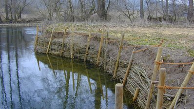 ein Ufer wird mit natürlichen Baustoffen gesichert