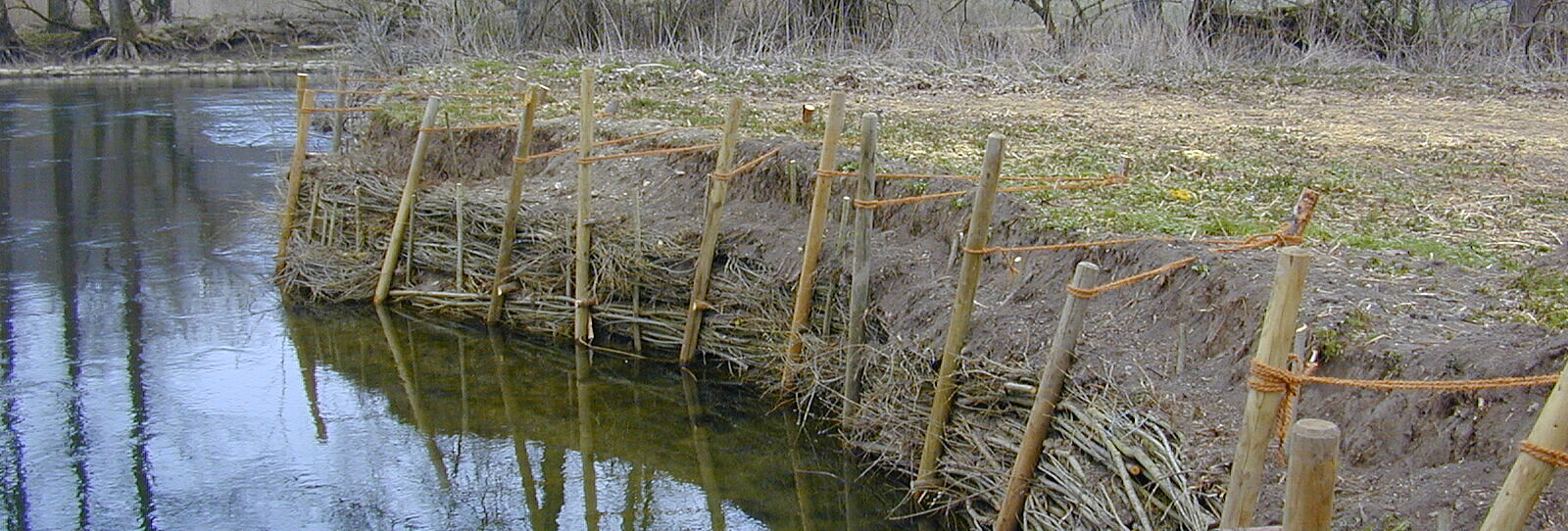 ein Ufer wird mit natürlichen Baustoffen gesichert