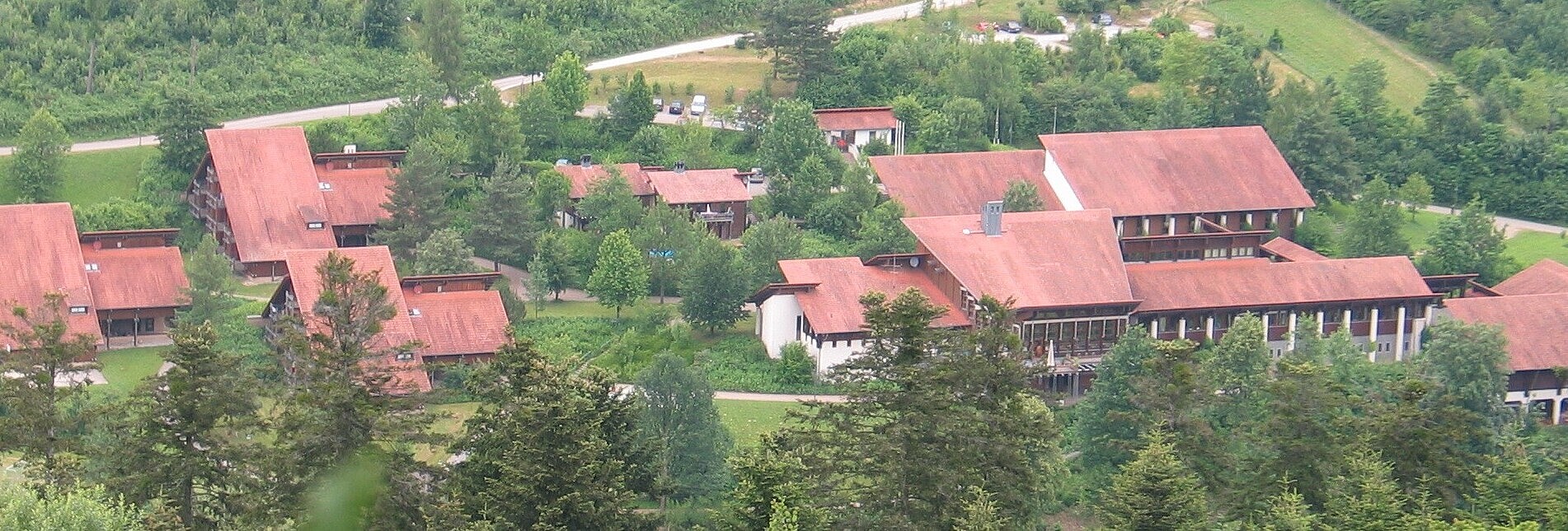 Auf dem Bild sind die Gebäude des FAZ Mattenhof zu sehen. Links drei Wohnheimgebäude, rechts daneben das Hauptgebäude, im Anschluss das Werkstattgebäude.