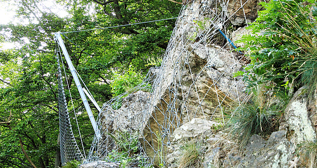 Felssicherung am Hang mit Drahtnetz