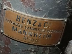 Typenschild mit der Aufschrift Gasmotor