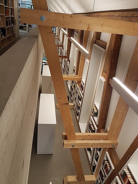 Innensicht über beide Geschosse (1. Obergeschoss und Galerie im Dachgeschoss) der Bücherei Kressbronn