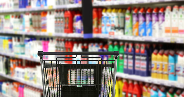 Das Bild zeigt eine Auswahl von Reinigungsmitteln und Toilettenpapier im Supermarkt und einen leeren Einkaufswagen
