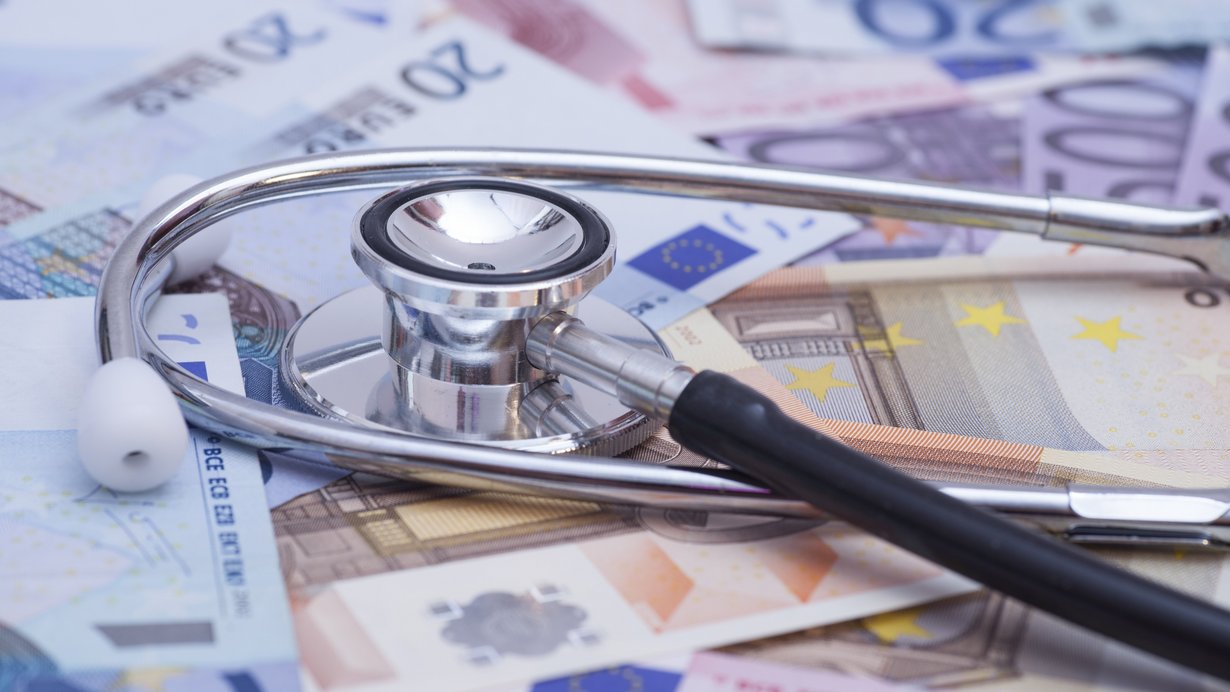 Banknoten und Stethoskop