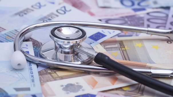 Banknoten und Stethoskop