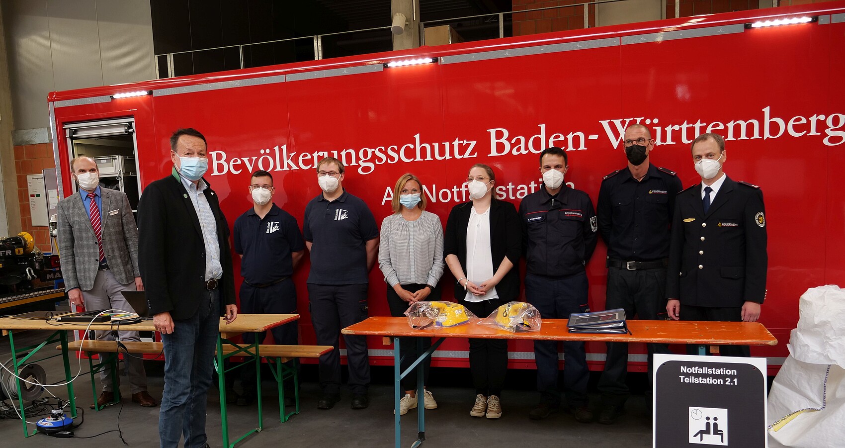 Gruppenbild mit Vertreterinnen und Vertretern der Feuerwehr Blaustein und Herrn Regierungspräsident Tappeser in der Feuerwehr Blaustein