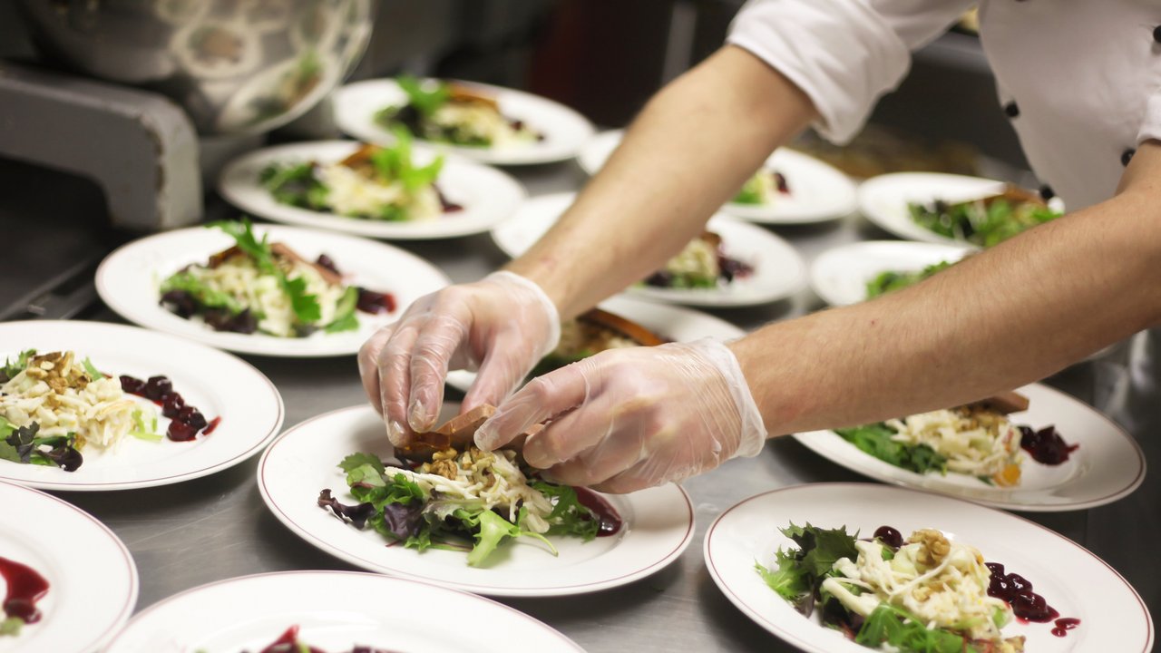 Salatteller zubereiten