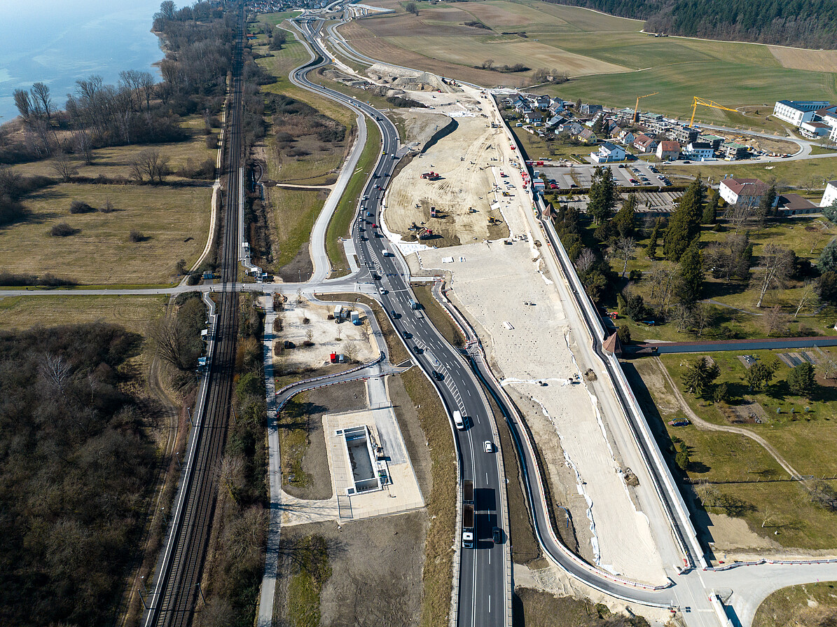 Blick Richtung Hegne: „helle“ Fläche: Vorkonsolidierung für den Tunnel Hegne