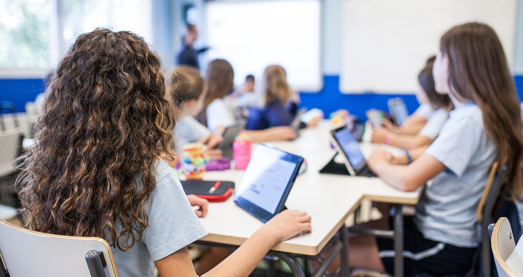 Kinder beim Schulunterricht jedes Kind hat vor sich ein Tablet