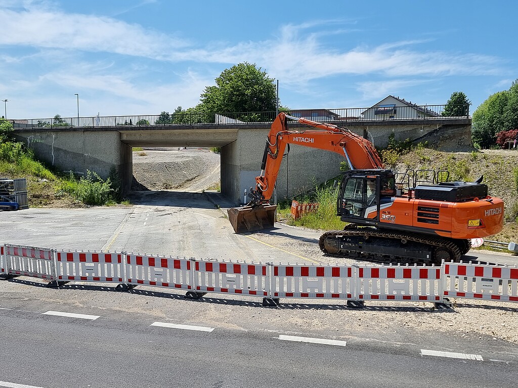 Ein Bagger vor der Bruecke ueber die Kaltbrunner Strasse