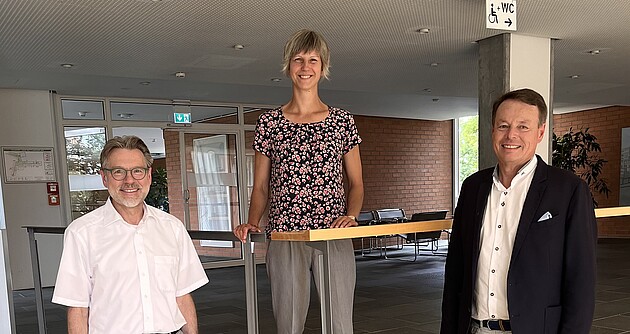 Das Bild zeigt v. r. n. I. Regierungspräsident Klaus Tappeser, Referatsleiterin Tamara Höfer, stellvertretender Abteilungsleiter Uwe Vorberg im Foyer des RP Tübingen