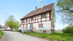 Bild zeigt den Eingangsbereich und Garten