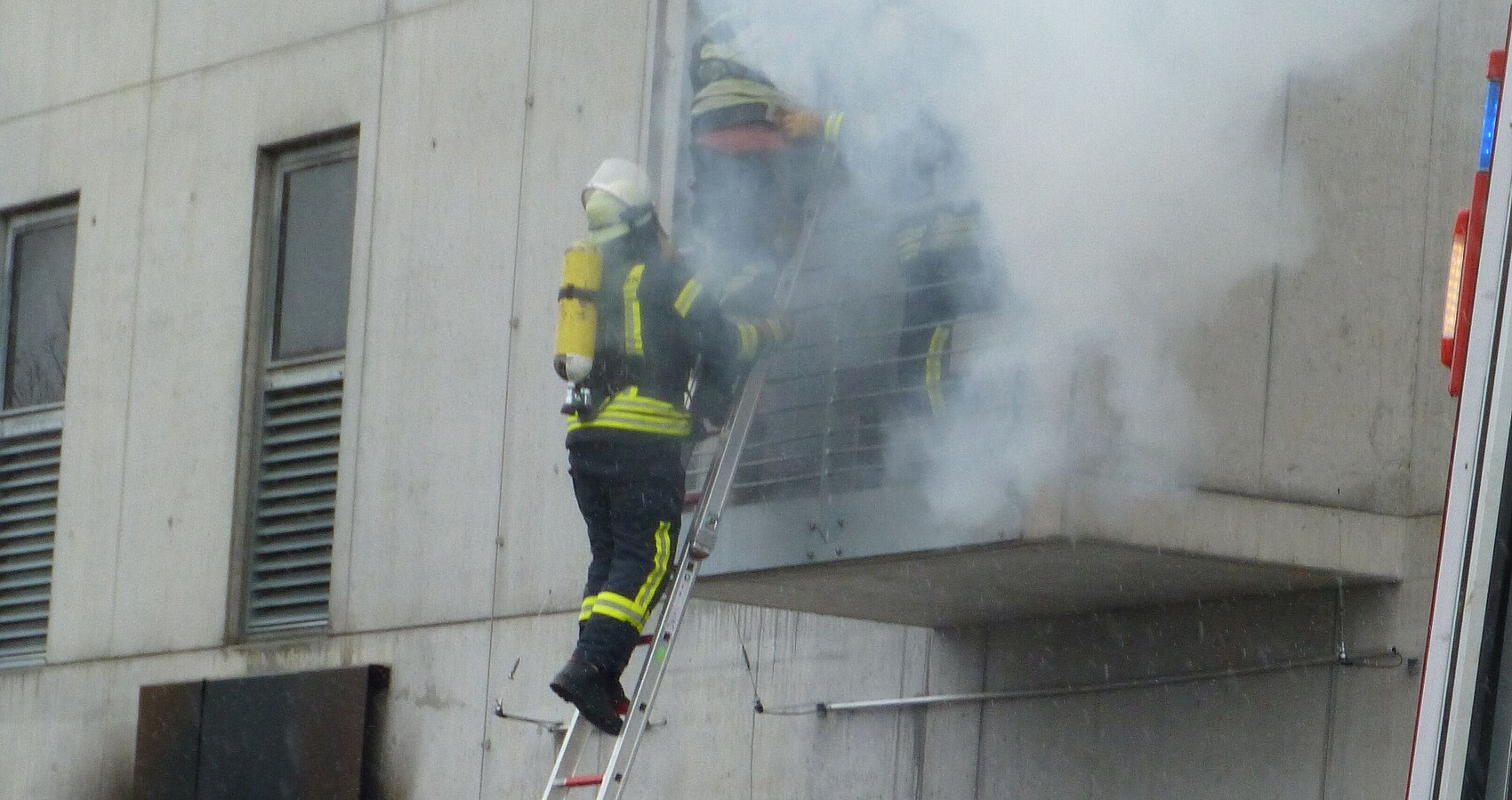 Feuerwehrmänner bei Löscharbeiten eines Gebäudebrands