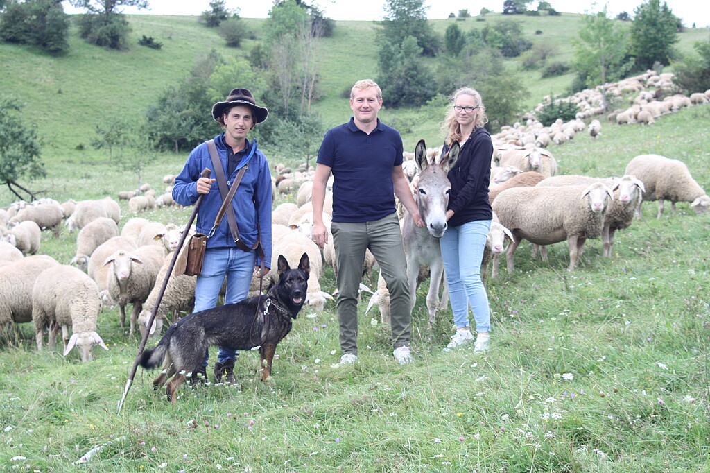 Aron, Lukas und Astrid Mauch mit Hund, Schafen und einem Esel