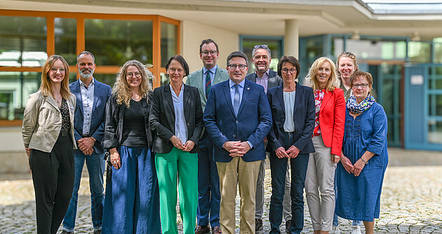 Susanne Bay (4.v.l.) besichtigte gemeinsam mit Landrat Christoph Schauder (6.v.l.) das Son-derpädagogische Bildungs- und Beratungszentrum in Unterbalbach
