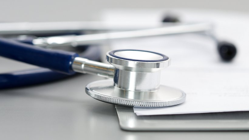 Stethoskop liegt auf Clipboard