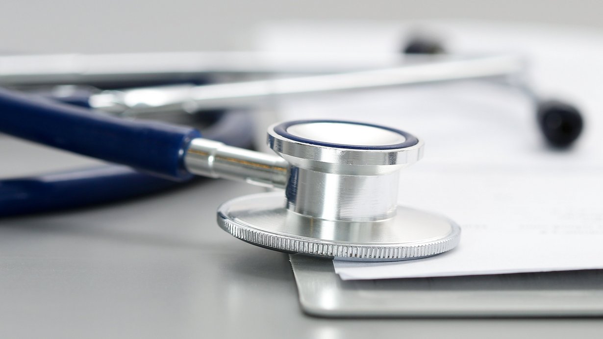Stethoskop liegt auf Clipboard