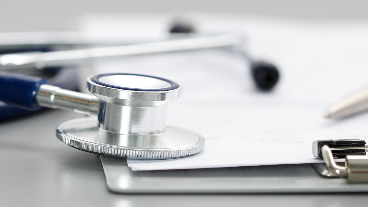 Stethoskop liegt auf Clipboard