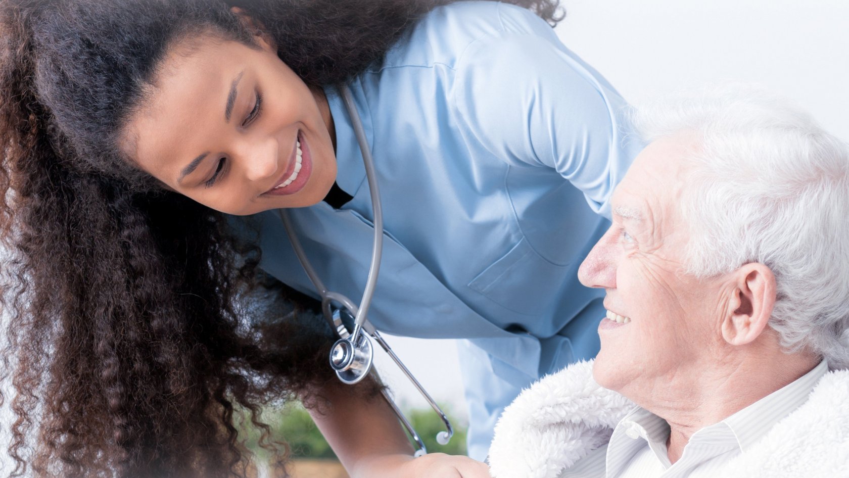 Altenpflegehelferin mit älterer Dame