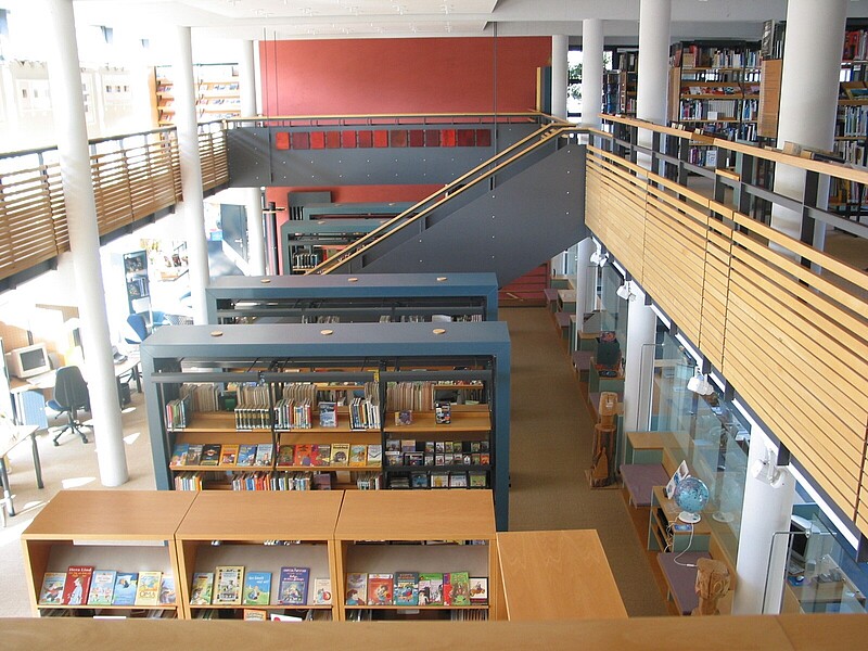 Blick auf den Kinderbuchbereich mit Arbeitsplätzen und Galerie in der Bücherei im Forum Bodelshausen