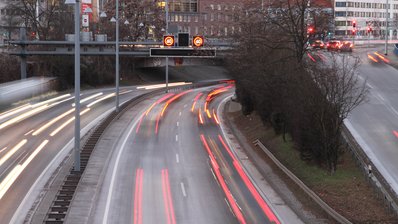 Verkehrsbeeinflußungsanlage in der Stadt, es werden Höchstgeschwindigkeiten angezeigt