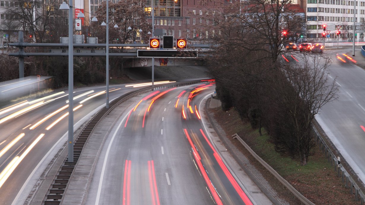 Verkehrsbeeinflußungsanlage in der Stadt, es werden Höchstgeschwindigkeiten angezeigt