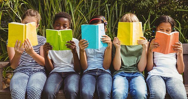 Bild zeigt 5 lesende Kinder in einer Reihe