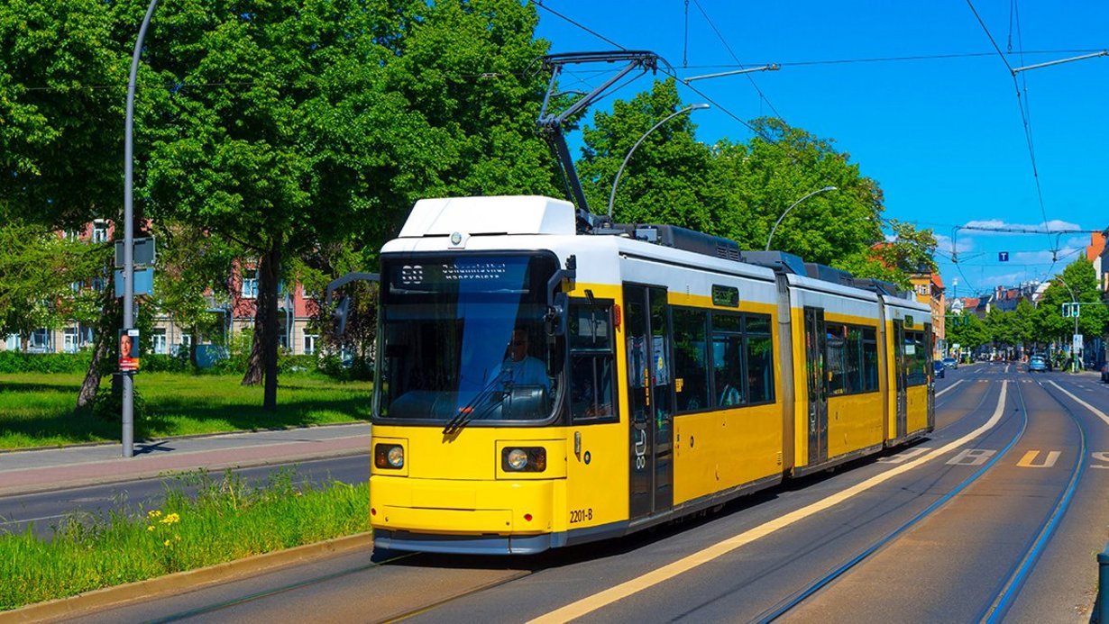 Straßenbahn - Öffentlicher Nahverkehr im Sommer mit grünen Bäumen
