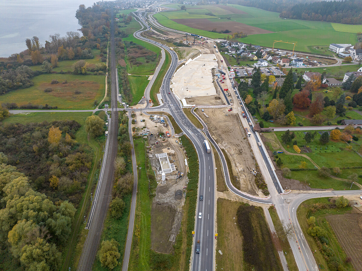 Links neben der Bundesstraße unten: Regenklärbecken 3; Rechts neben der Bundesstraße oben („helle Fläche“): Vorkonsolidierung