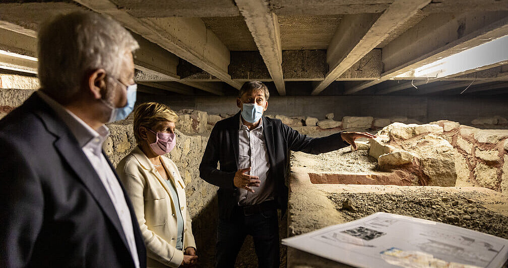 Regierungspräsident Wolfgang Reimer, Ministerin Nicole Razavi MdL und Präsident des LAD Prof. Dr. Claus Wolf (v.l.n.r.) besuchten die archäologischen Grabungen in Unterregenbach
