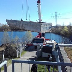 Ponton (=Schwimmplattform) Teil 1 wird in den See gehoben
