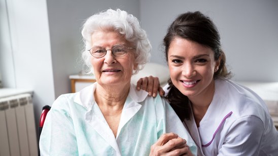 Altenpflegerin mit älterer Dame