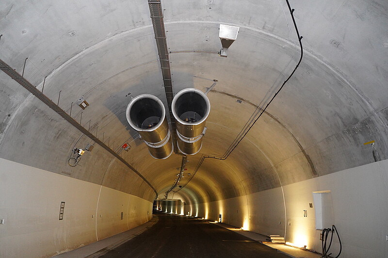 Turbinen für die Tunnelbelüftung sind installiert