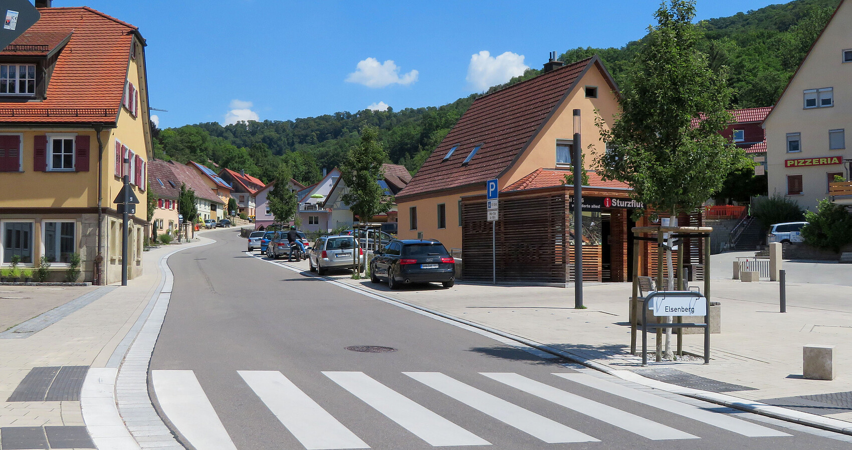 Orlacher Straße in Braunsbach nach dem Wiederaufbau mit der „Flutkiste“