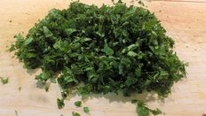 (3) Fein gehackte Brennnesselblätter