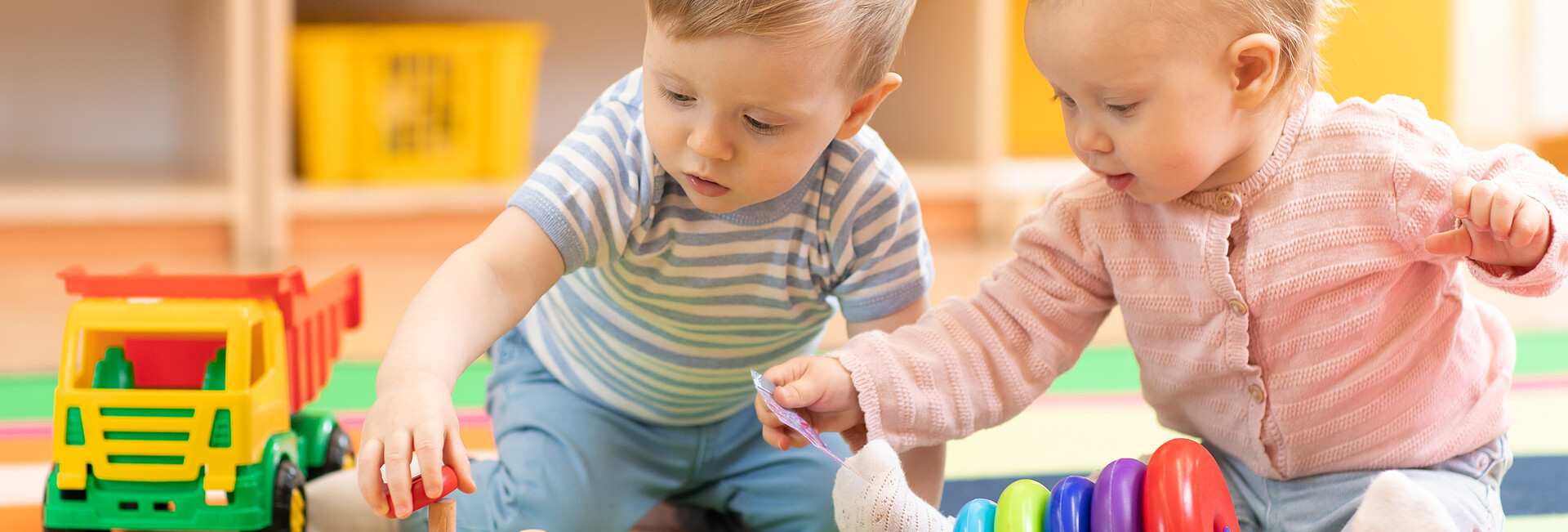Zwei Kinder spielen mit Bauklötzen