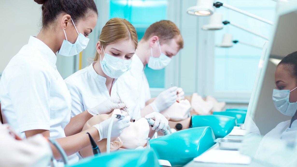 Mehrere Studierende üben an Dummys