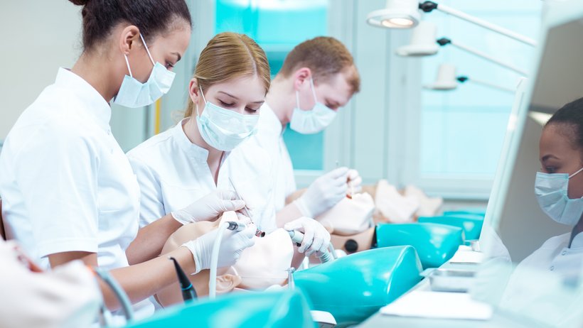 Mehrere Studierende üben an Dummys