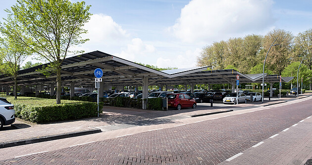 Solaranlage über einem Parkplatz