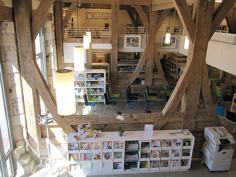 Blick von der Galerie in das Erdgeschoß mit Zeitschriftencafé und Veranstaltungsbereich in der Bibliothek Gomaringen (ehemalige Schlossscheuer)