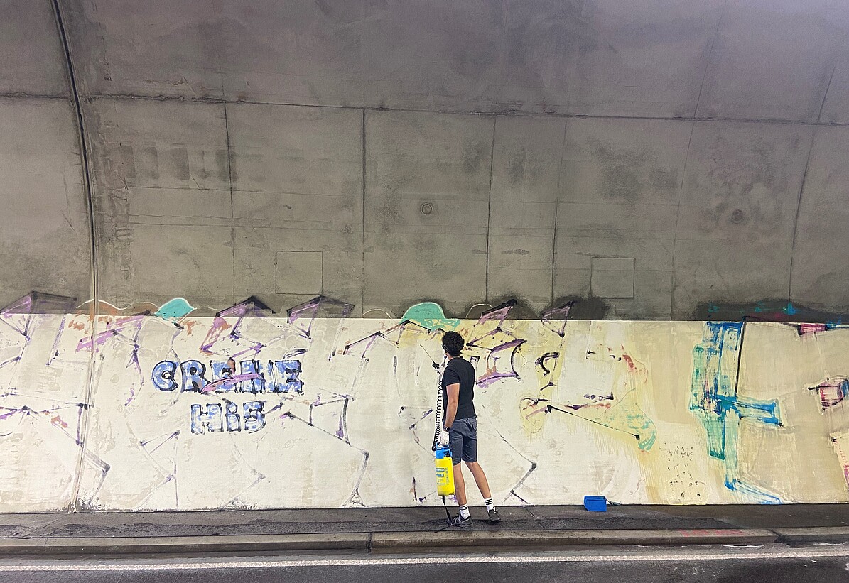 Entfernung der Graffitis im Tunnel