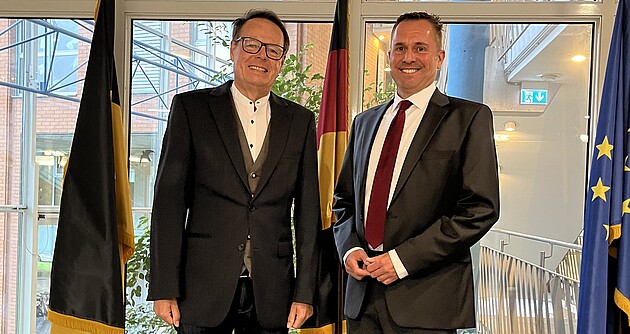 Das Foto zeigt Regierungspräsident Klaus Tappeser und Abteilungsleiter Michael Kittelberger im Foyer des RP Tübingen