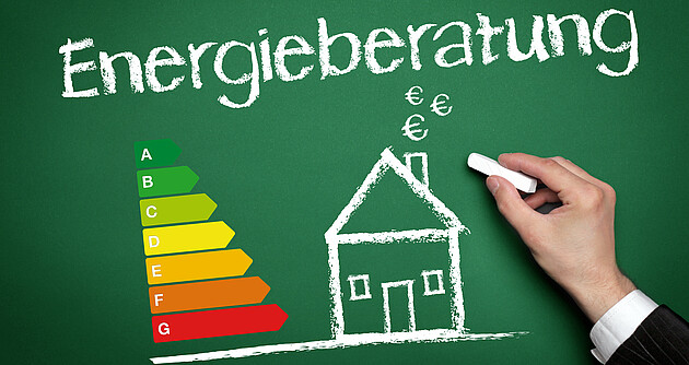 Symbolbild Energieberatung, eine Hand zeichnet mit Kreide ein Haus